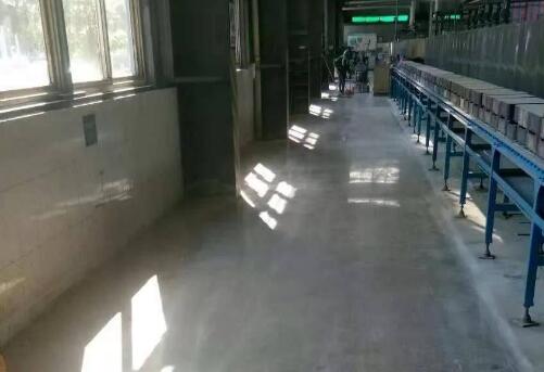 裝甲地坪地坪和環(huán)氧地坪差別有多大？十堰固化拋光裝甲地坪如何施工？