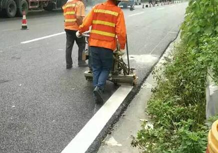 小知識：道路標(biāo)線漆有底漆和固化劑嗎？