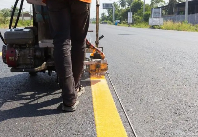 道路熱熔標(biāo)線施工在春、夏兩季施工分別應(yīng)注意哪些事項(xiàng)？