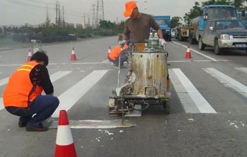 道路中間三種顏色標(biāo)線：白色、黃色和藍(lán)色 各有什么左右